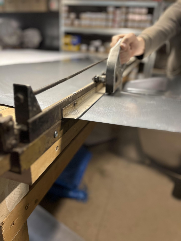 Préparation de zinguerie à l'atelier à La Bresse